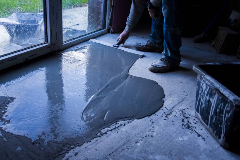 Pose de chape liquide autonivelante et isolation thermique pour rénovation de maison à Marseille Prado 13008