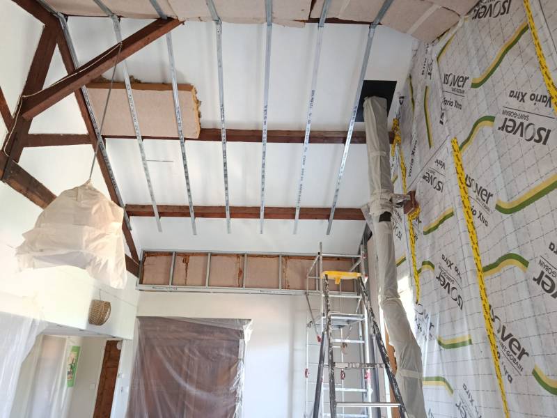 Pose de plafonds et doublage en placo dans une maison rénovée à Marseille 13009