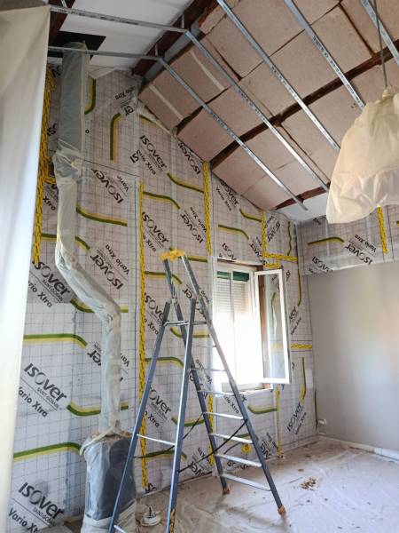 Pose de plafonds et doublage en placo dans une maison rénovée à Marseille 13009